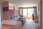das neue Olivenzimmer|die Highlights: Whirlwanne, Regendusche, Panoramasicht, die Olivenstämme