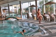 schwimmbad-mit-personen