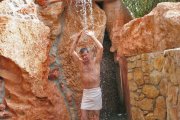 wasserfall-mit-person