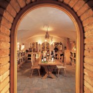 die Vinothek Pepikeller in Dorf Tirol