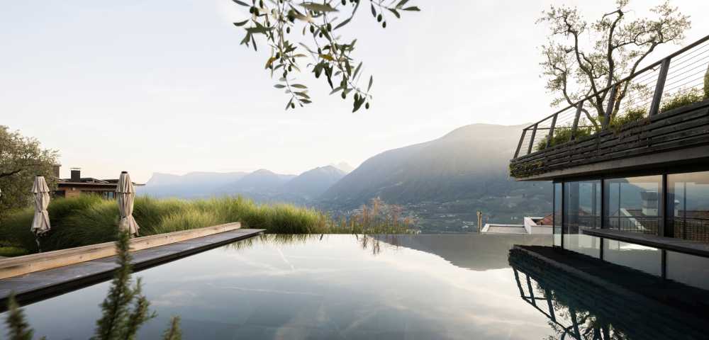 Infinitypool des Wellnesshotels in Dorf Tirol mit Panorama-Ausblick