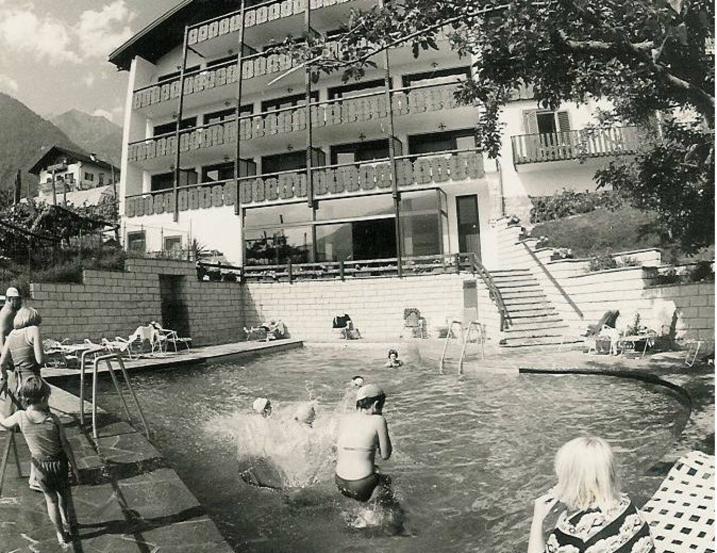 Historisches Schwarz-Weiß-Foto des alten Schwimmbads im Hotel Erika in Dorf Tirol