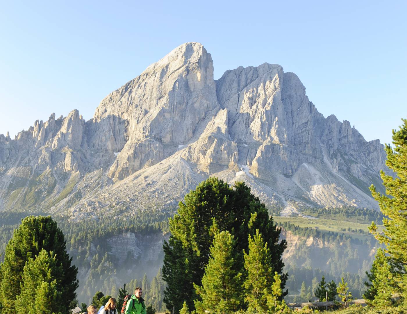 Escursione nelle Dolomiti su splendidi sentieri panoramici di montagna