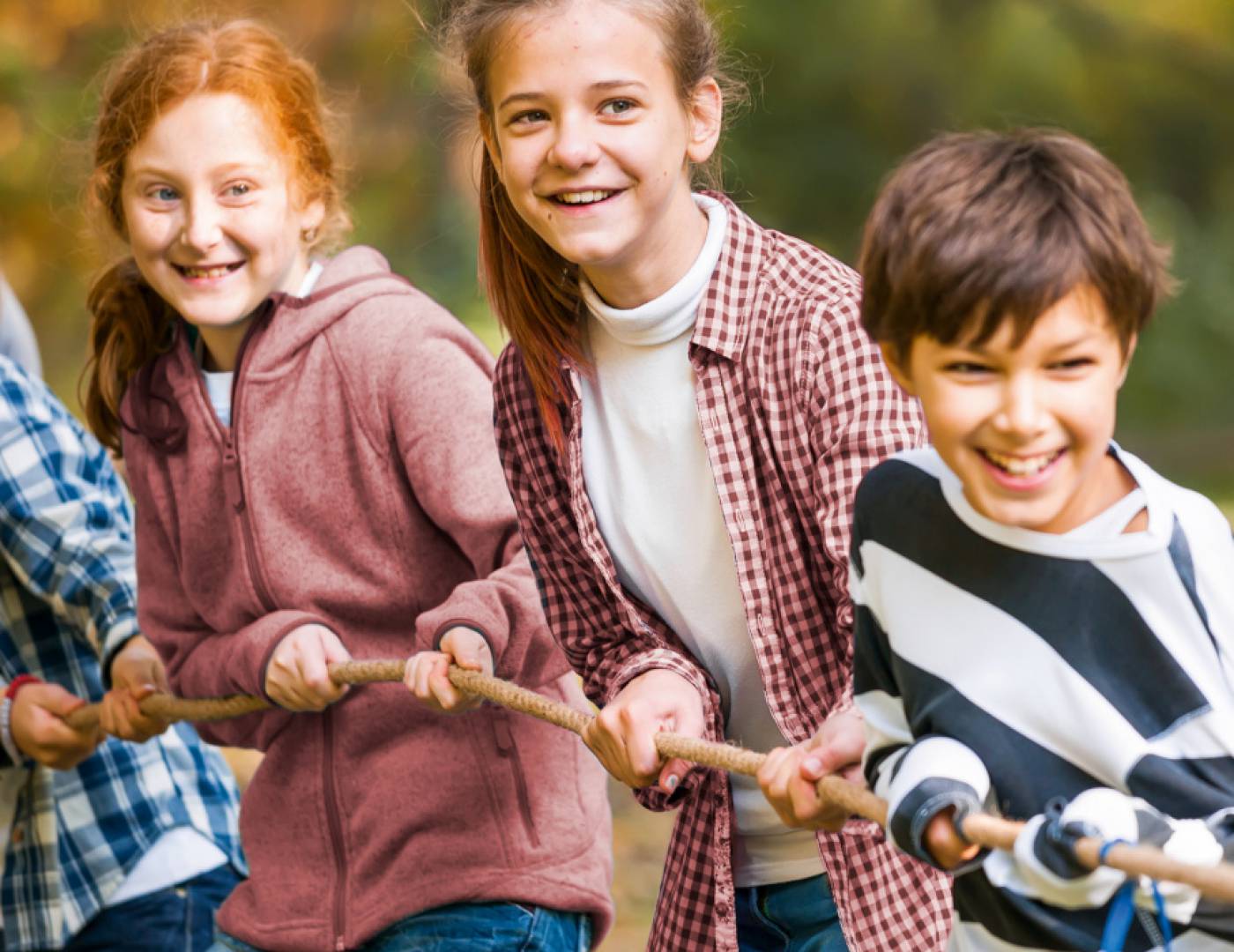 Kinder beim Seilziehen