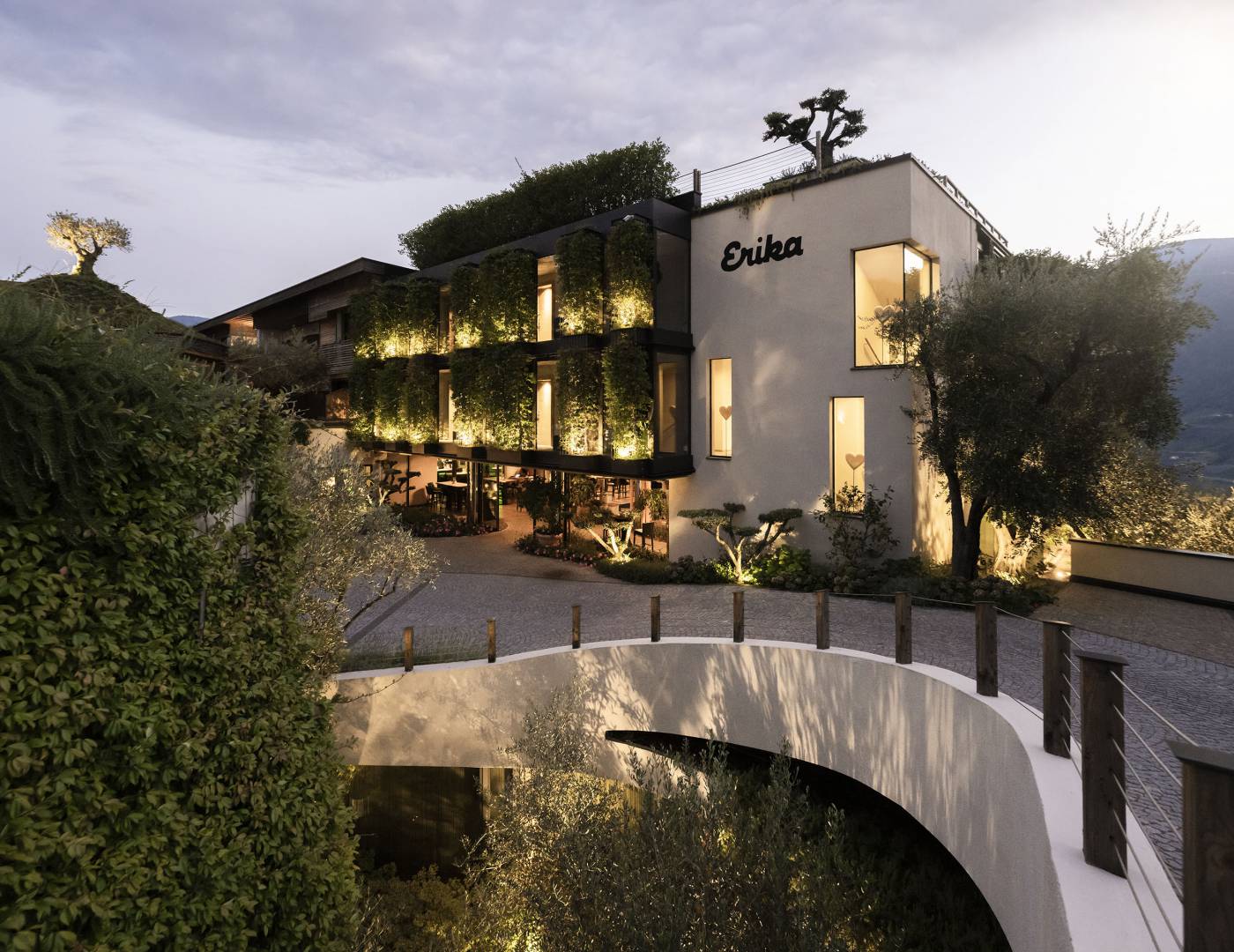 Blick auf das leuchtende Spa & Relax Hotel Erika in Dorf Tirol