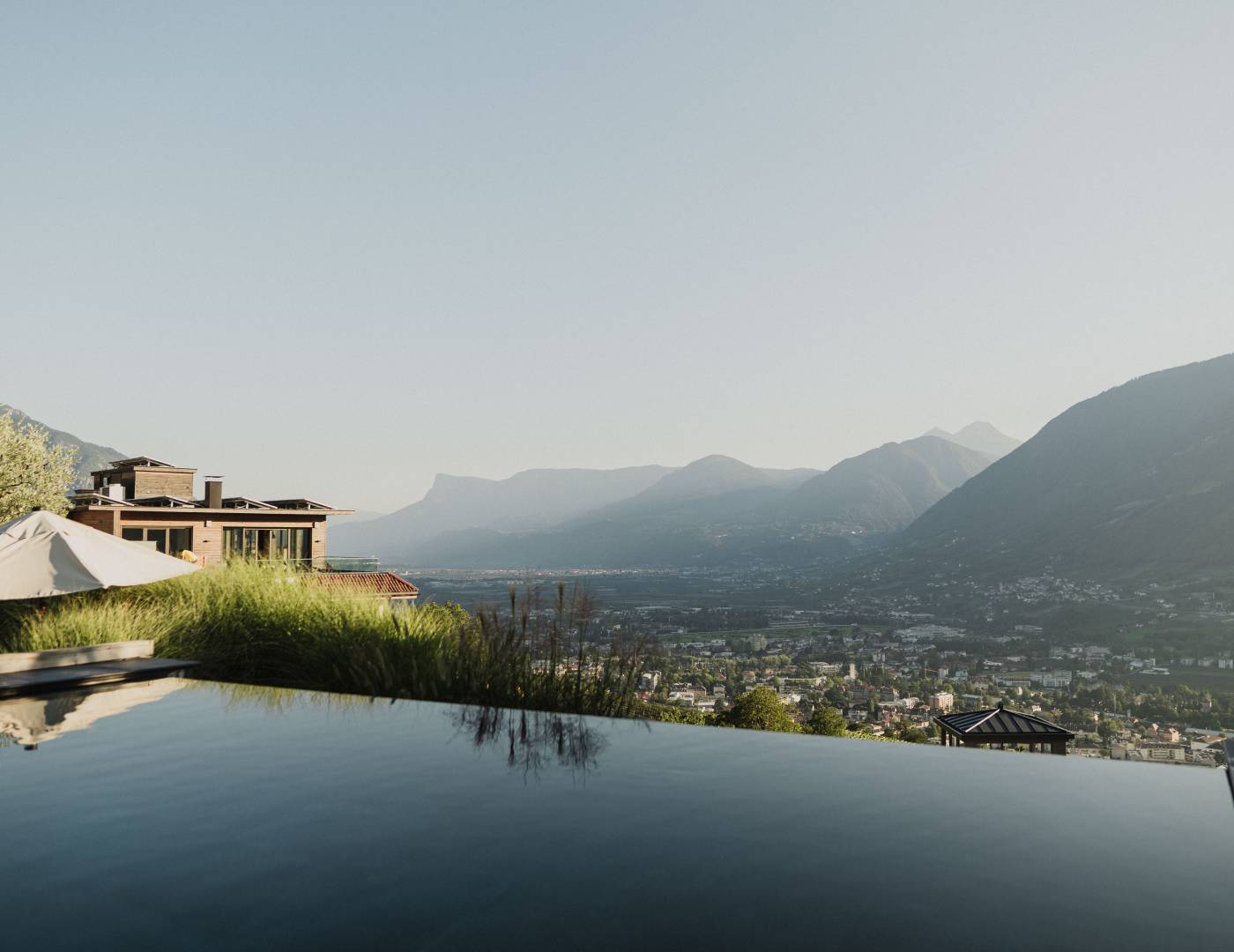 Infinity-Solepool mit Panoramablick auf Meran im 5-Sterne-Wellnesshotel in Südtirol