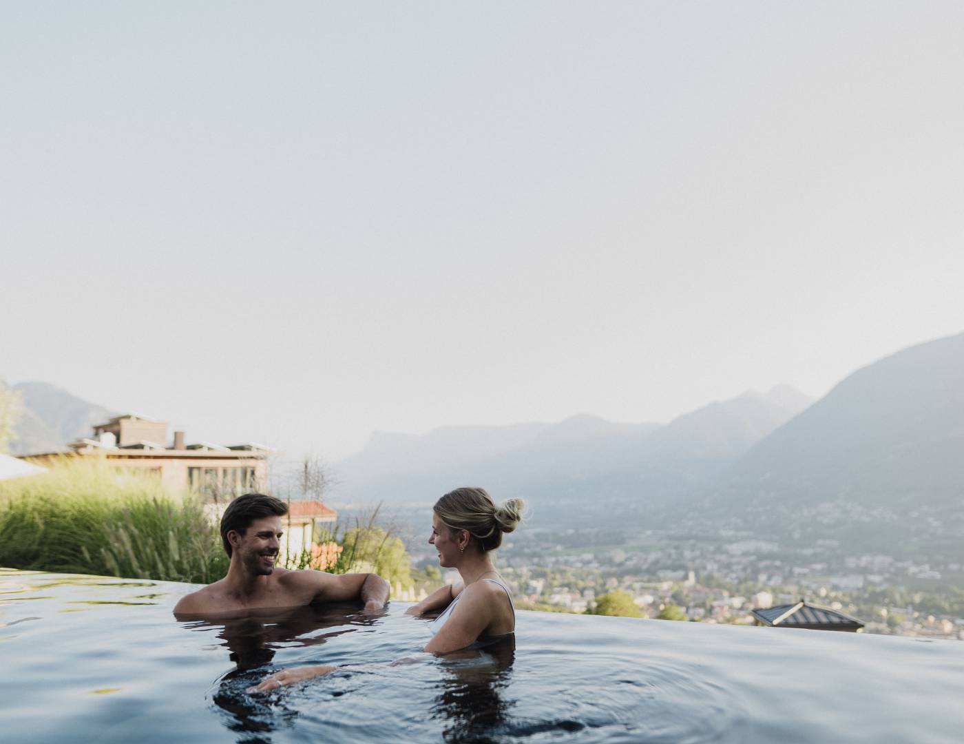 Paar im Infinitypool Hotel Südtirol
