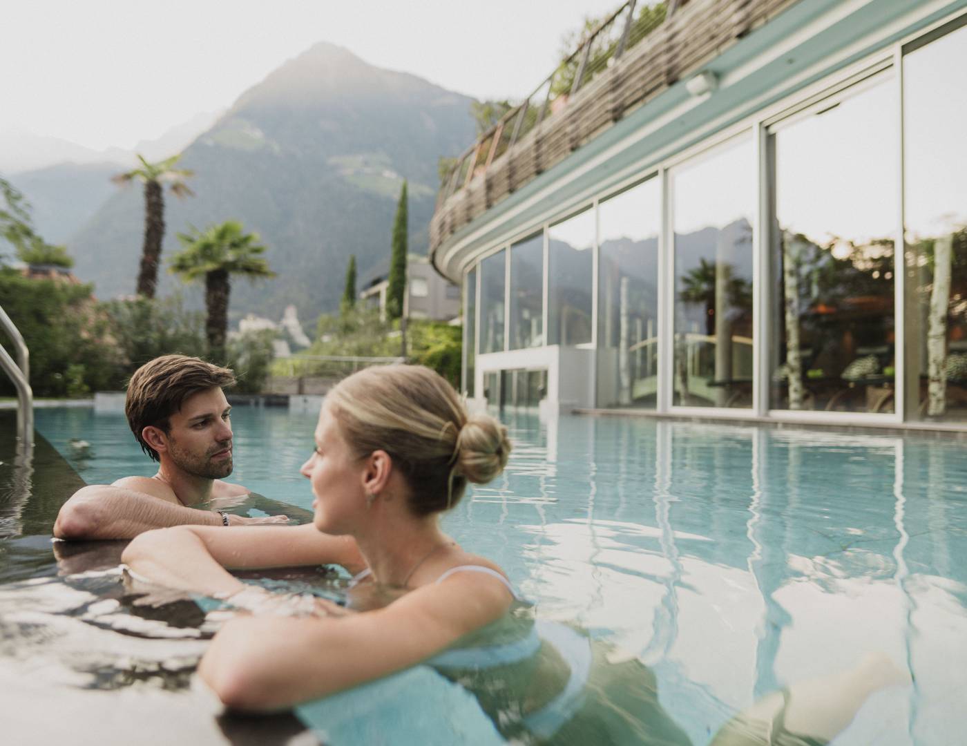 Paar im Pool Hotel Erika