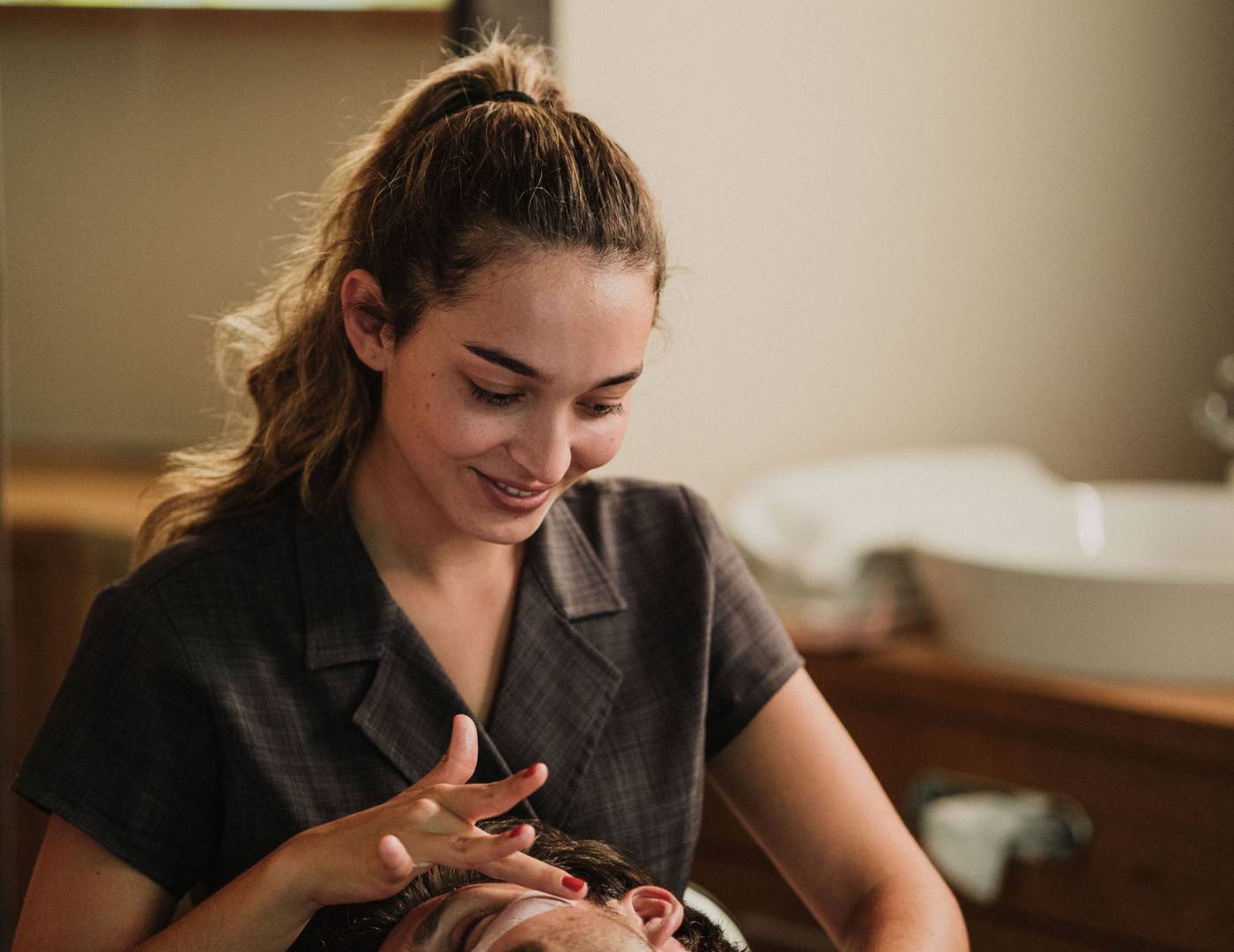 Sanfte Gesichtsbehandlung im Lumina Spa, dem exklusiven Wellnessbereich des Hotels Erika in Dorf Tirol bei Meran