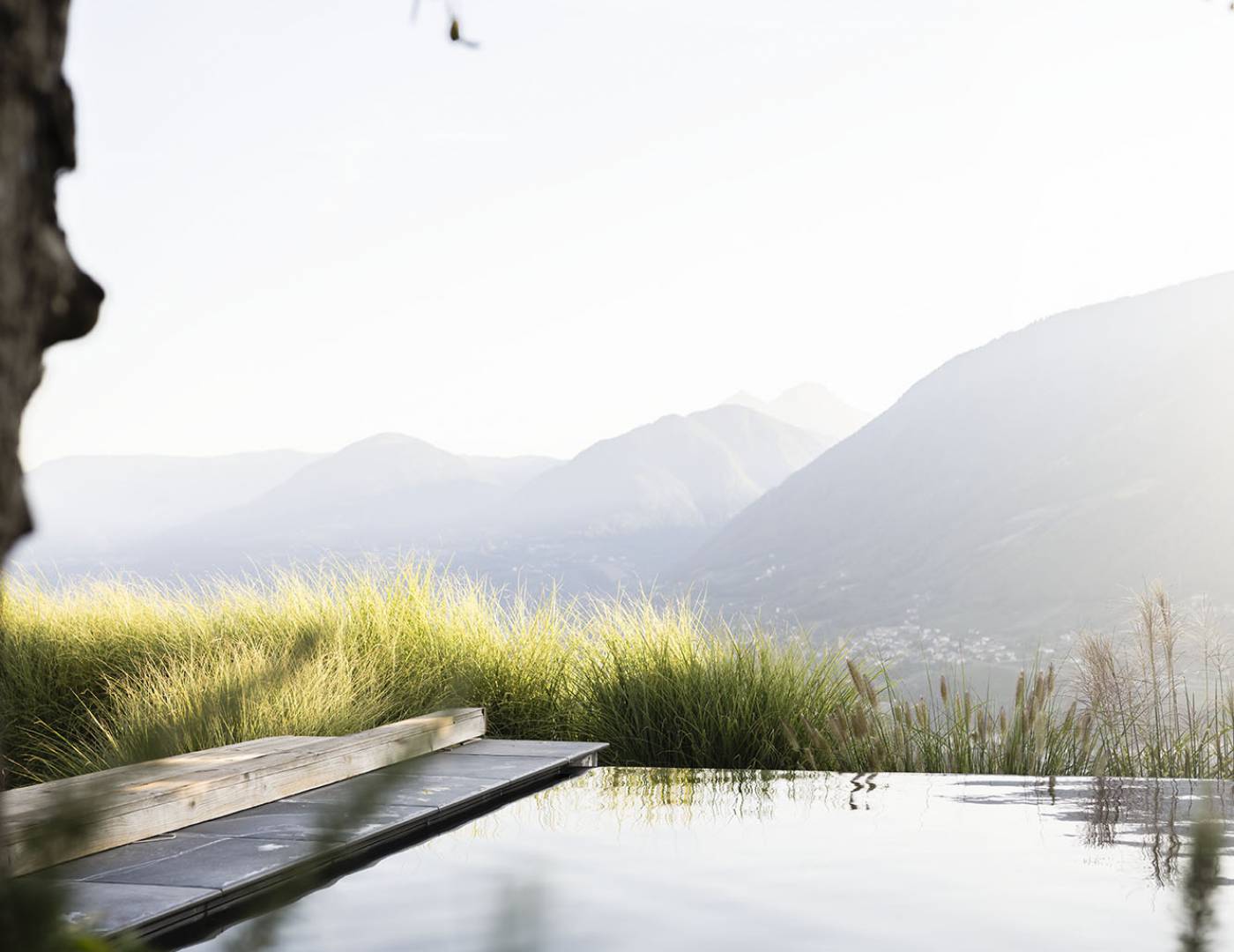 Beheizter Wellnesspool mit Panoramablick auf die Berge in Südtirol