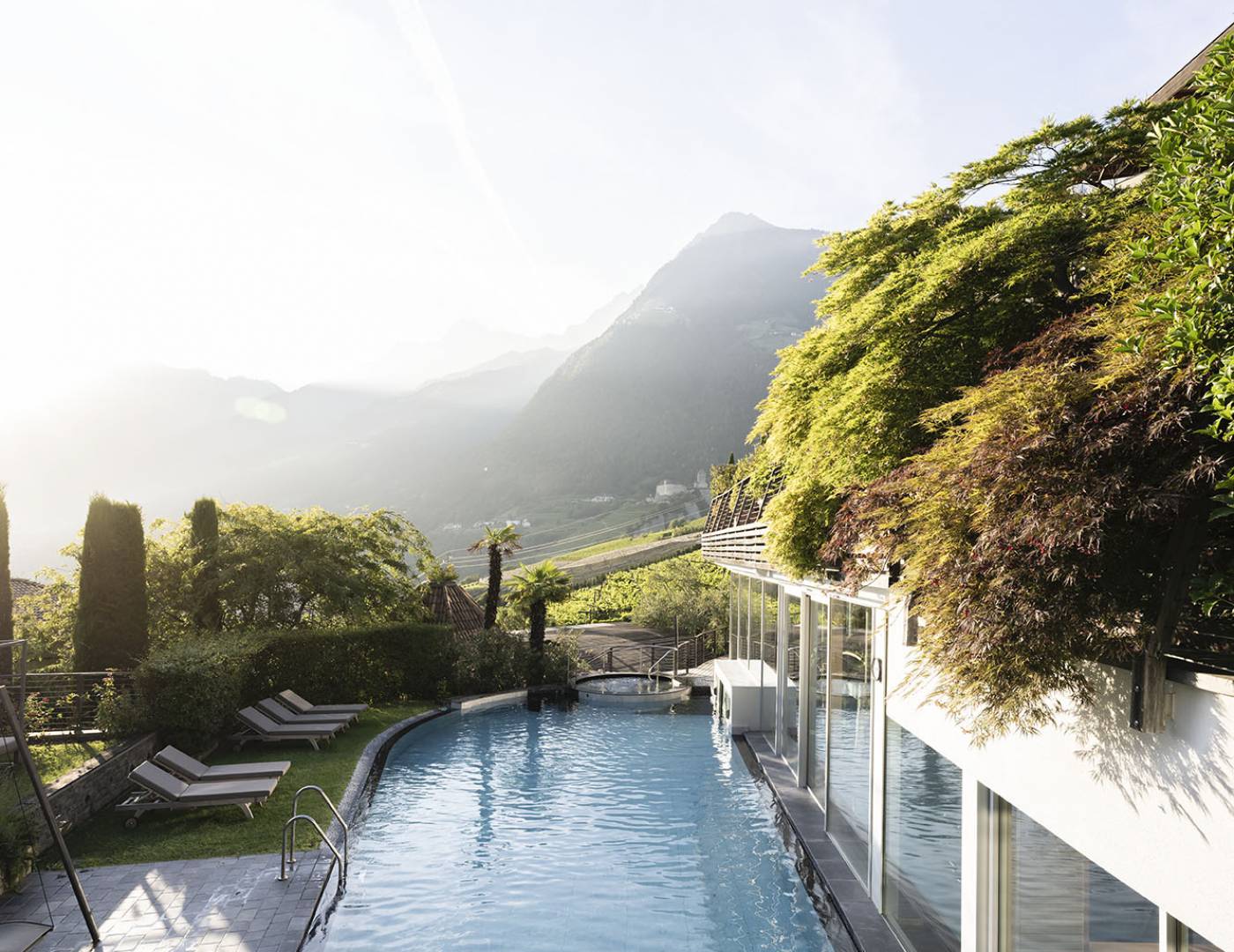 Piscina esterna panoramica dell’hotel benessere a Tirolo vicino a Merano