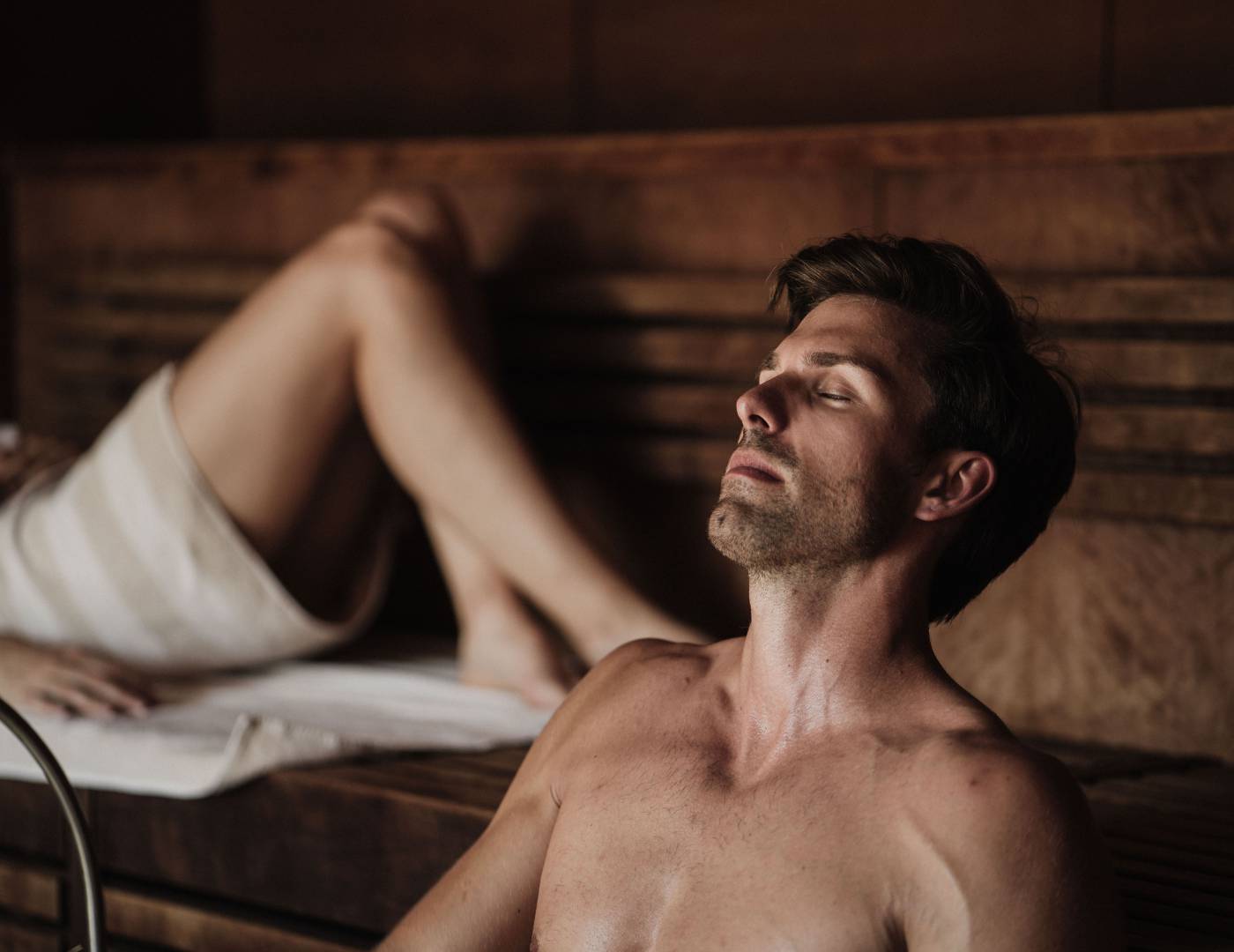 Paar entspannt in der Sauna im Wellnesshotel bei Meran