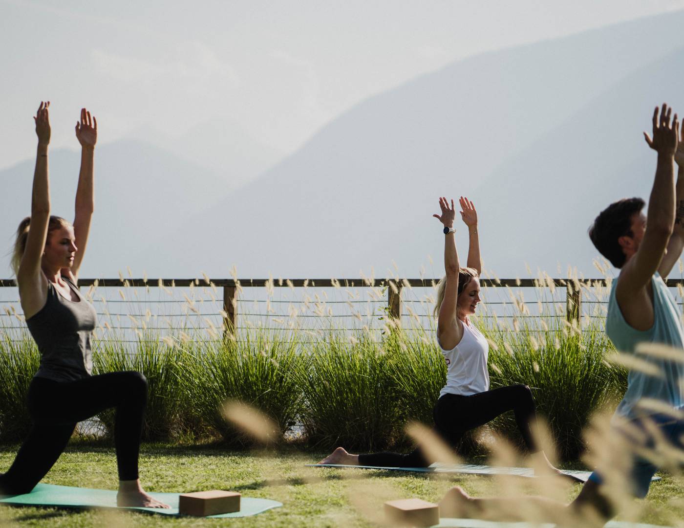 Yoga im Garten des 5-Sterne-Wellnesshotels bei Meran