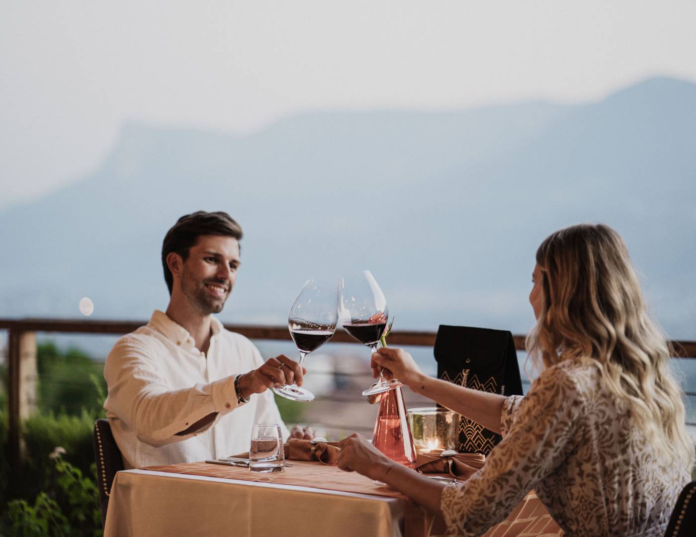 Coppia che brinda con un bicchiere di vino
