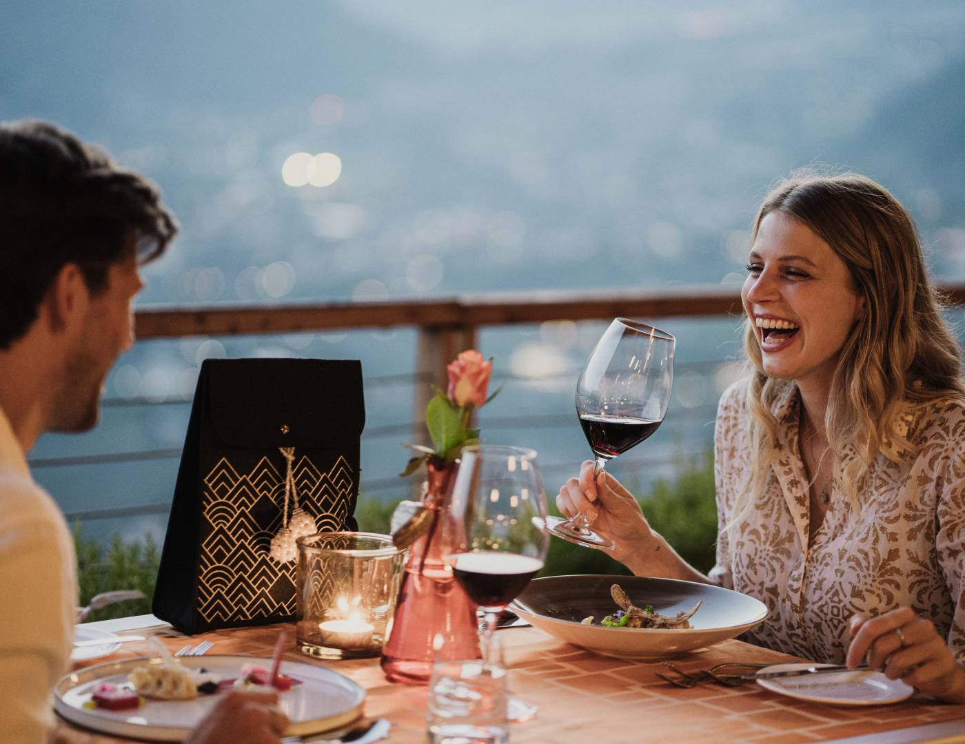 Paar beim Abendessen auf der Terrasse