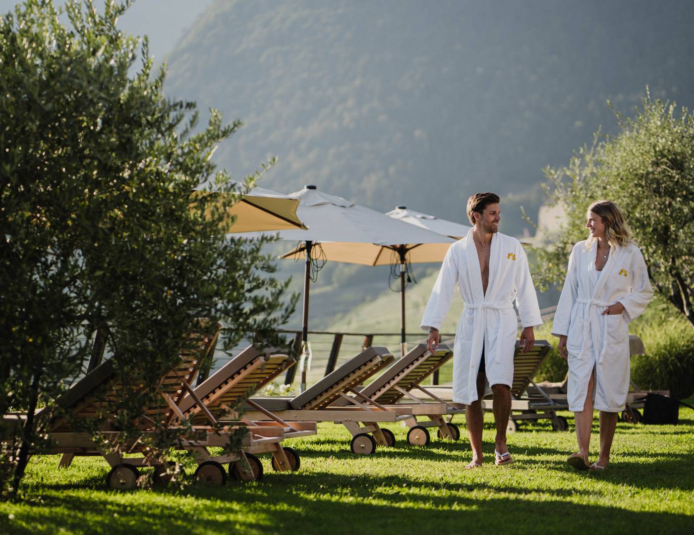 Pärchen spaziert durch den grünen Erika Garten