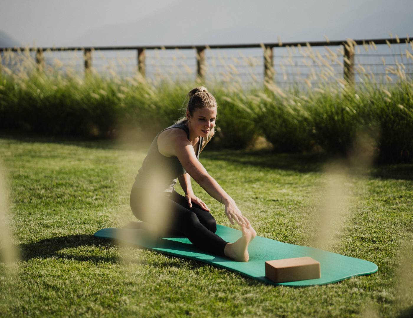 Teilnehmerin der morgendlichen Yoga-Sessions im Erika-Garten