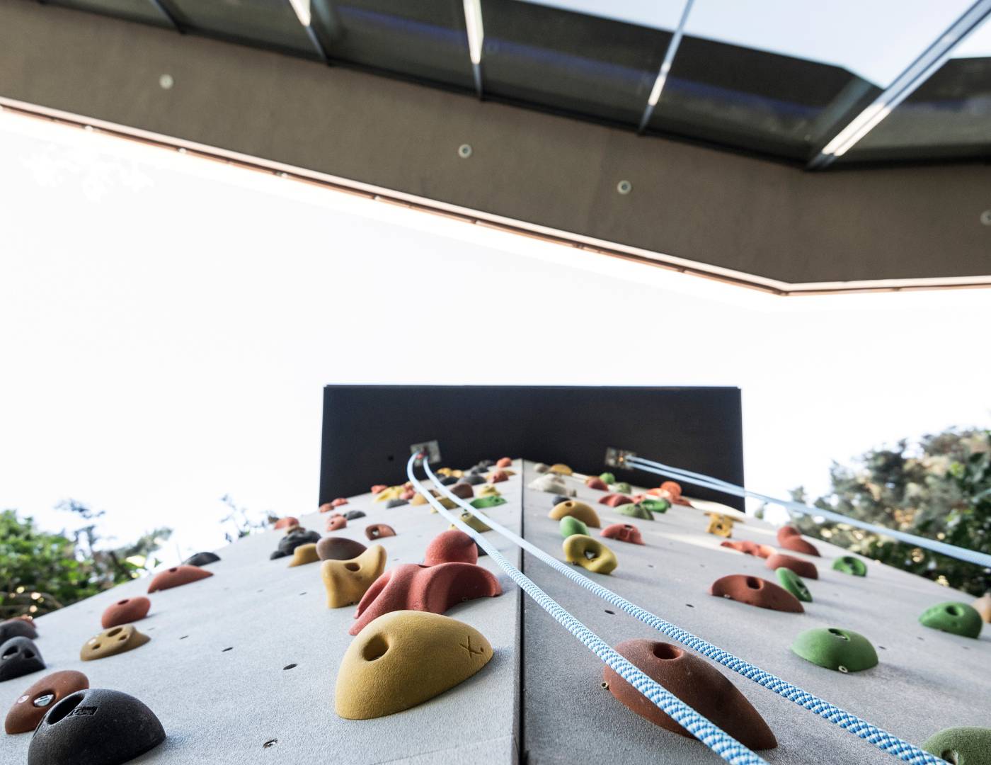 Blick auf die Kletterwand im Kids-&Jugendclub