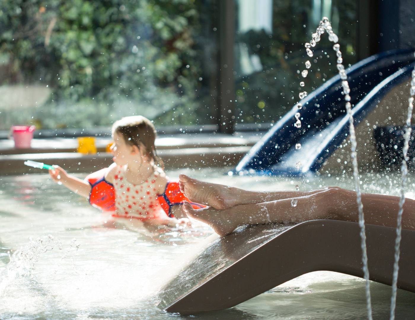 Baby spielt im Erika-Babypool