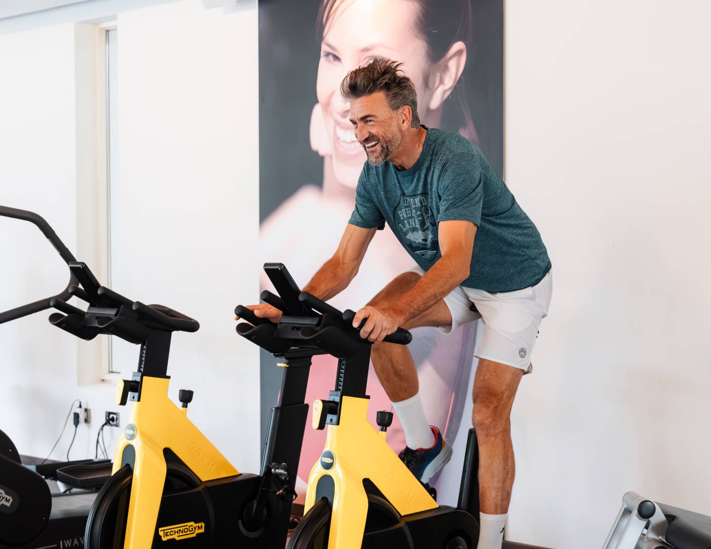 Fitness-Training an einem der neuen Technogym-Geräte im modernen Fitnessraum des Wellnesshotels
