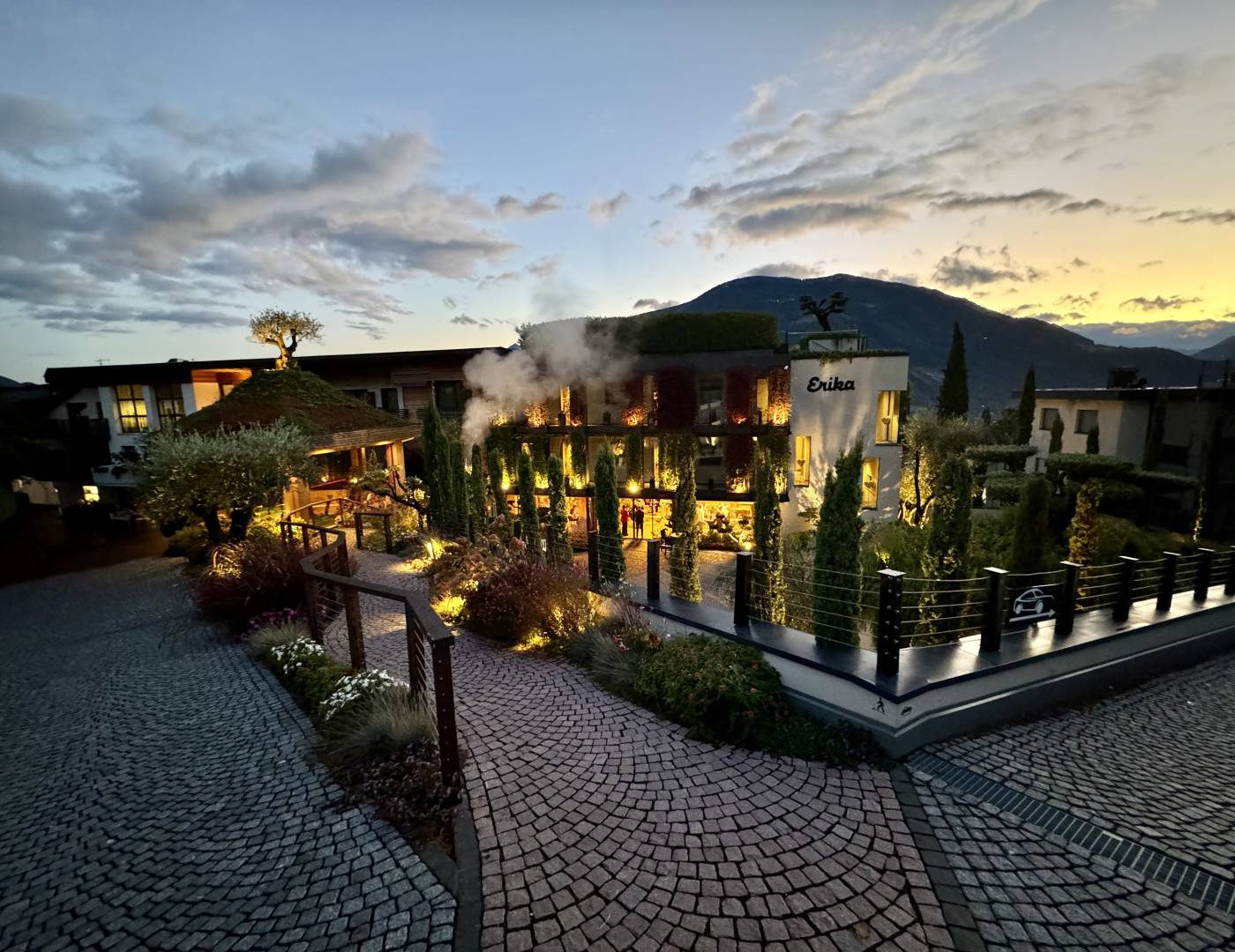 Blick auf das leuchtende Hotel Erika in Dorf Tirol/Südtirol