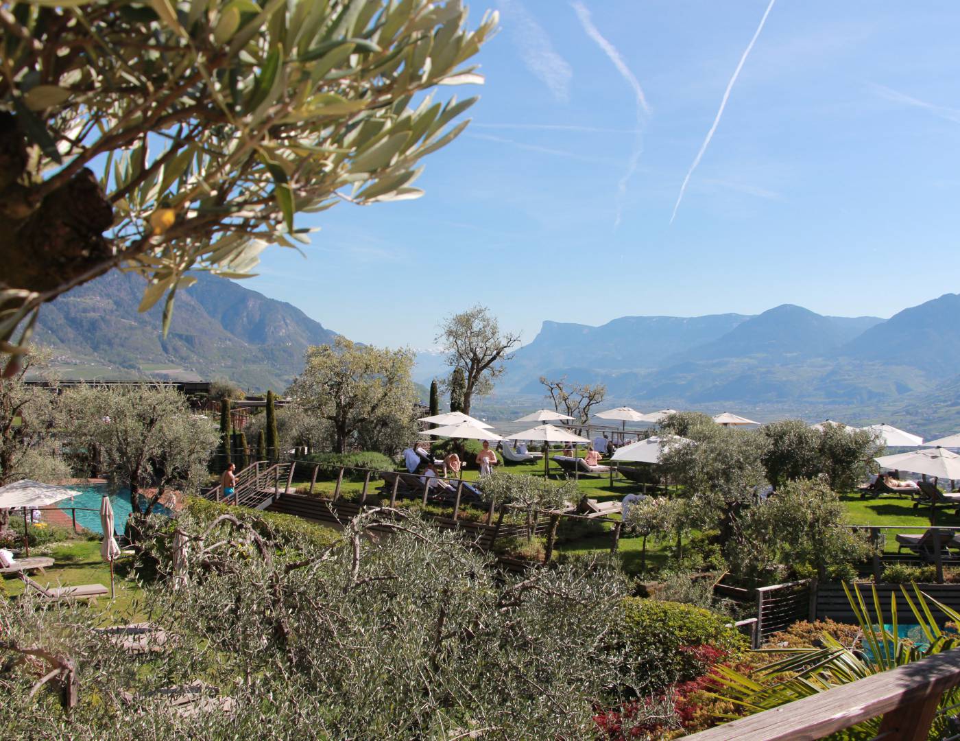 Panoramablick auf die mediterrane Gartenlandschaft des Wellnesshotels in Dorf Tirol bei Meran