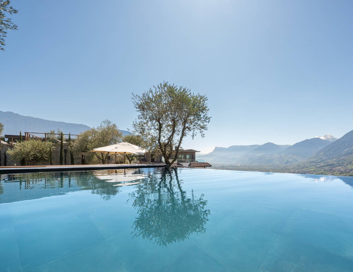 Infinity-Solepool glänzt bei Sonnenschein im Außenbereich des Wellnesshotels – entspannter Spa-Genuss im Pool