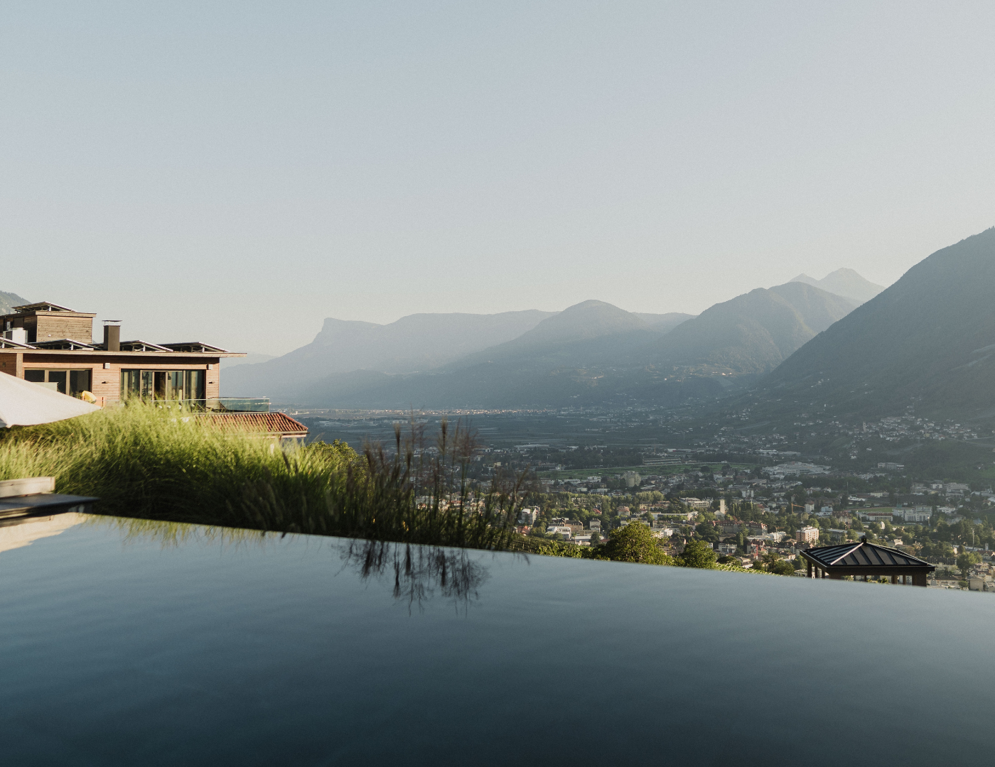 Panoramablick vom Infinitypool des Hotel Erika über Meran