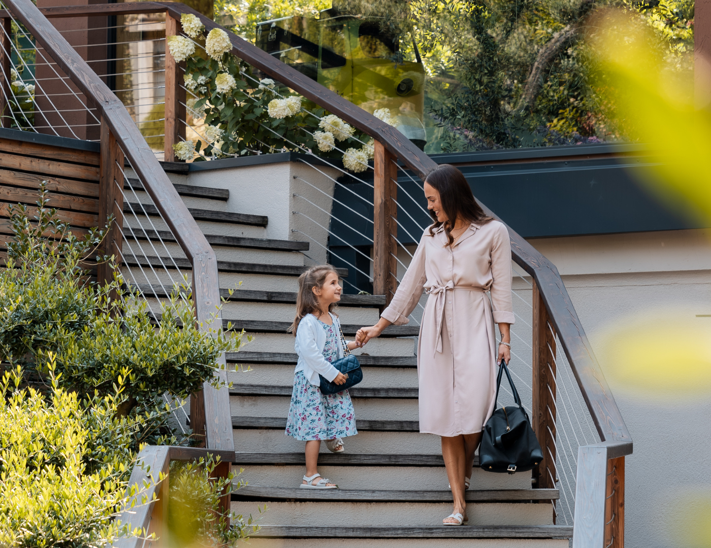 Mutter mit Kind am Eingang des Familienhotels in Südtirol