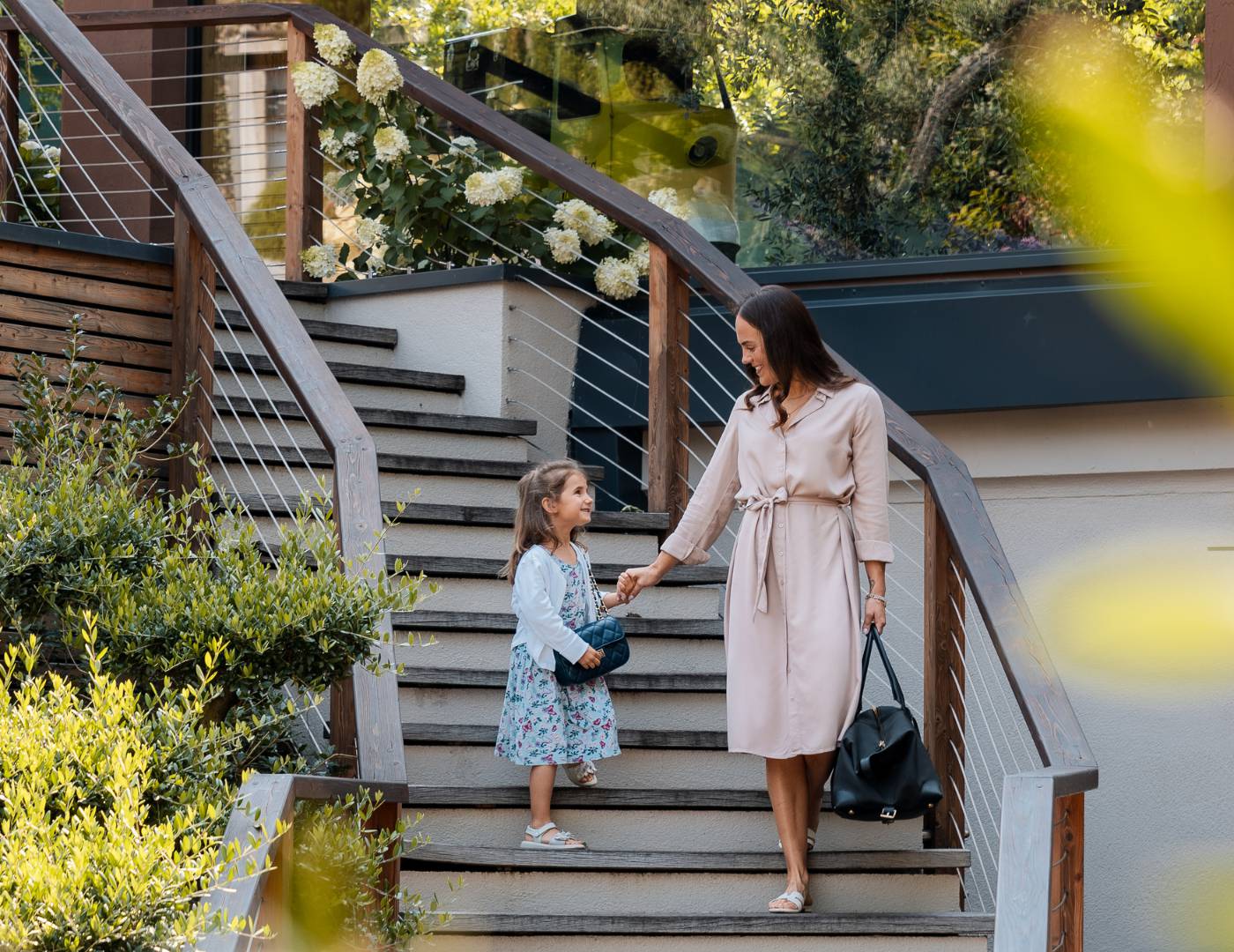 Mutter mit Kind am Eingang des Familienhotels in Südtirol