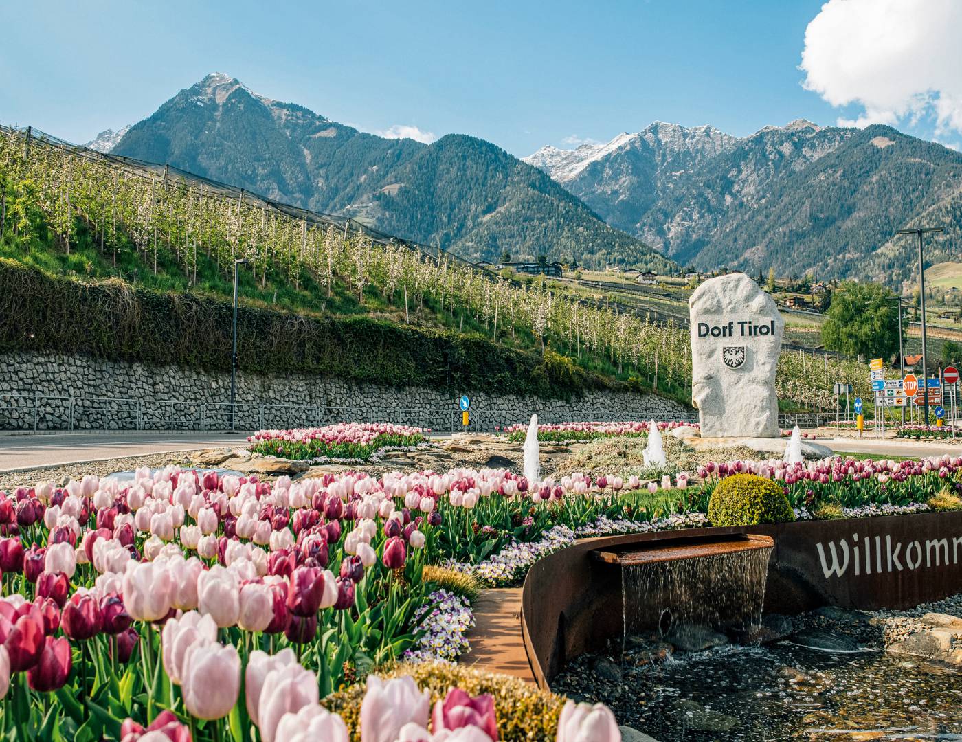 Einfahrt in das Urlaubsdorf Dorf Tirol mit Blick auf den Ort