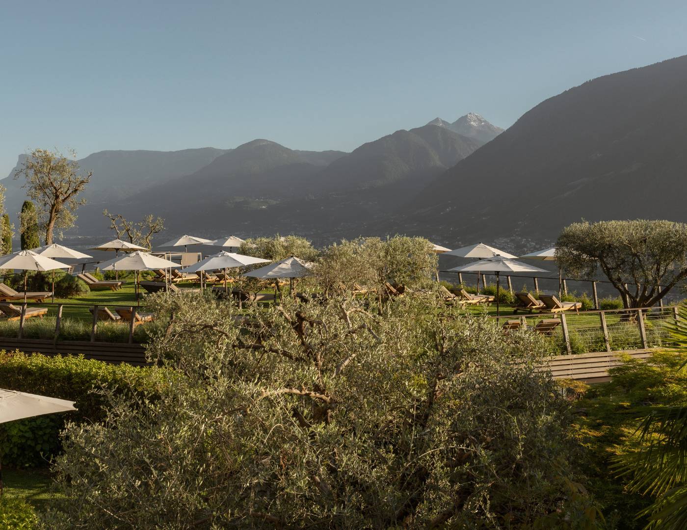 Blick in den traumhaften, sommerlichen Erika-Garten in Dorf Tirol