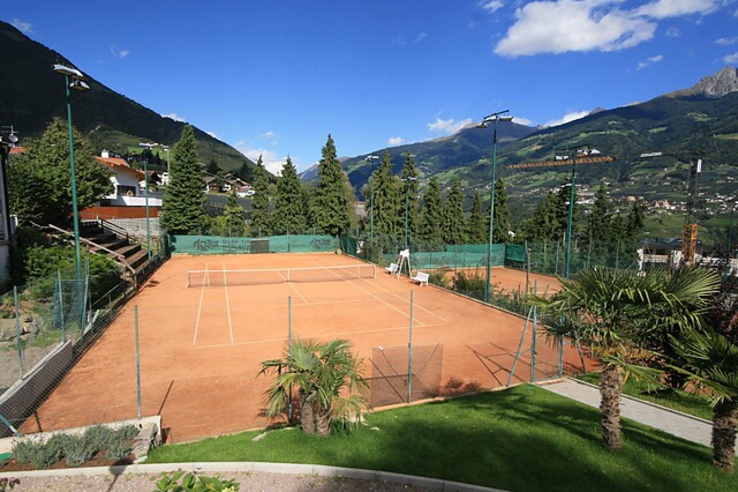 Tennisurlaub im Tennishotel Erika in Südtirol mit Tennisplätzen direkt am Hotel