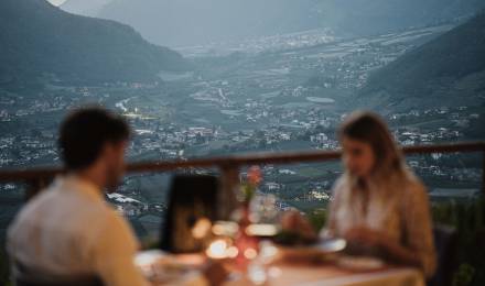 Pärchen genießt ein romantisches Abendessen auf der Terrasse des Hotel Erika in Dorf Tirol