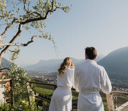Paar in Bademänteln genießt die Aussicht auf Meran im Erika-Garten in Dorf Tirol, Südtirol