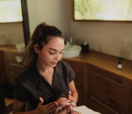 Professionelle Gesichtsbehandlung im LUMINA Spa des Hotel Erika in Dorf Tirol