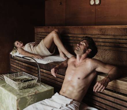 Paar genießt einen entspannenden Saunagang in der Heusauna im Wellnesshotel