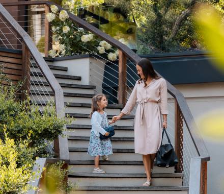 Mutter mit Kind am Eingang des Familienhotels in Südtirol