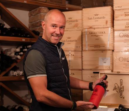 Sommelier Andreas im Pepikeller, dem Weinkeller des Weinhotels in Südtirol