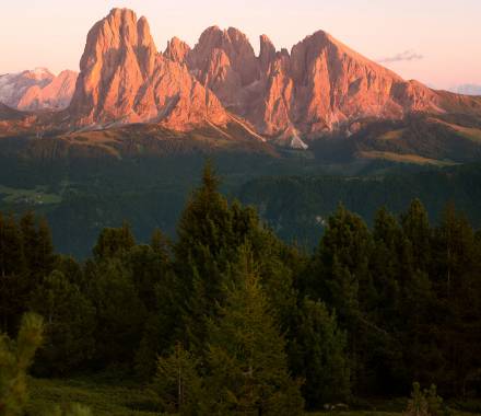 UNESCO-Welterbe Dolomiten im Sonnenlicht mit leuchtenden Berggipfeln