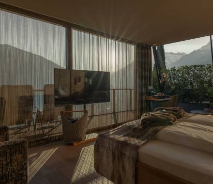 Panorama-Glasfassaden-Suite Stella mit lichtdurchflutetem Wohnkomfort und weitem Ausblick