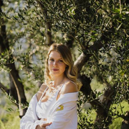 Frau entspannt im Erika-Olivengarten des Wellnesshotels in Dorf Tirol