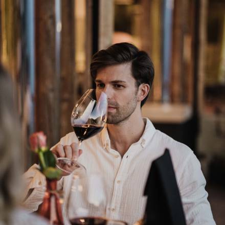 Mann mit exklusivem Rotwein beim Abendessen