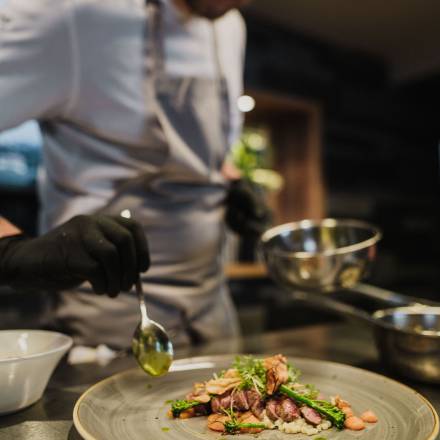 Anrichtung eines Gerichts im Genusshotel