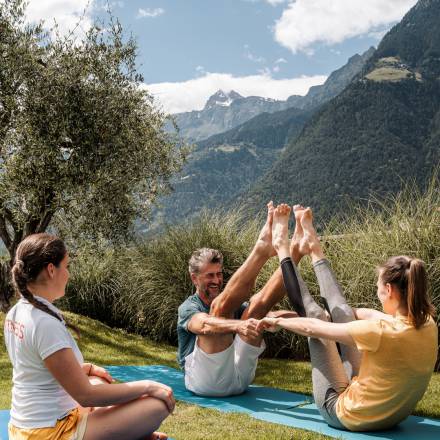 Yoga im Erika-Garten des Hotel Erika in Dorf Tirol