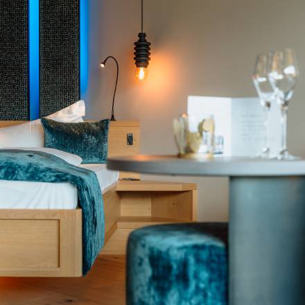 Schlafzimmer einer modernen Suite im Hotel Erika in Südtirol