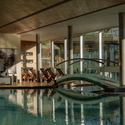 In der Sonne leuchtendes Hallenbad im Wellnesshotel Dorf Tirol