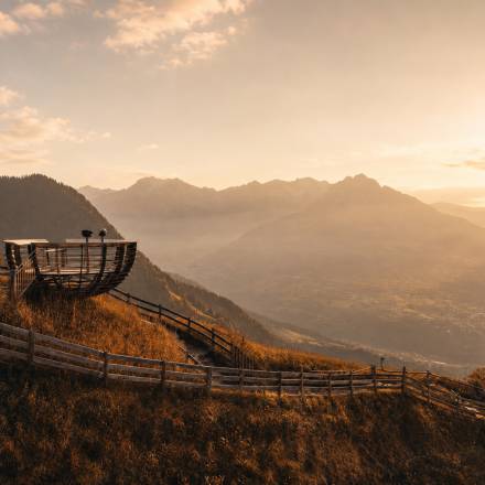 Herbstliches Bild von der Hochmuth mit Blick ins Tal bei Dorf Tirol