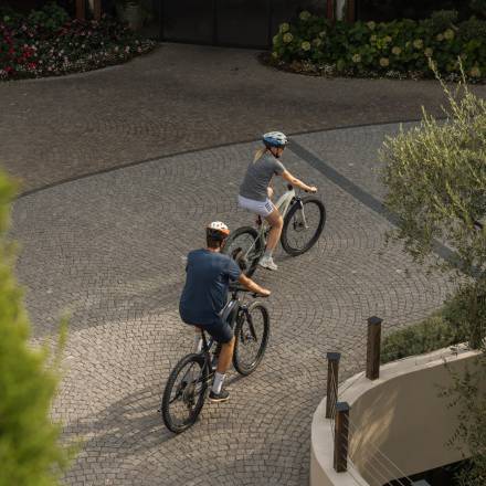 Start der E-Bike-Tour direkt vom Hotel Erika in Dorf Tirol