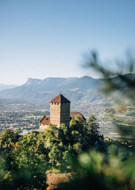 Schloss Tirol mit Panoramablick über das Meraner Land